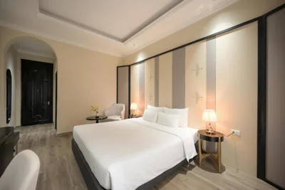 San Hotel & Pool – Photos 6