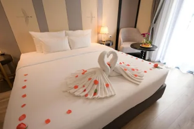 San Hotel & Pool – Photos 8