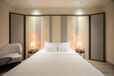 San Hotel & Pool – Photos 9