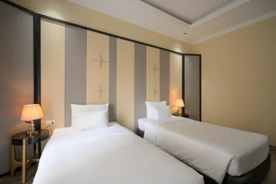 San Hotel & Pool – Photos 12