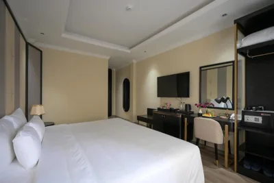 San Hotel & Pool – Photos 16